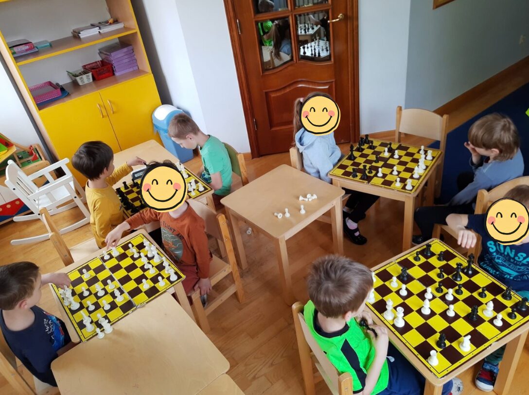 Powerchess – grupa przedszkolaków gra w szachy podczas zajęć