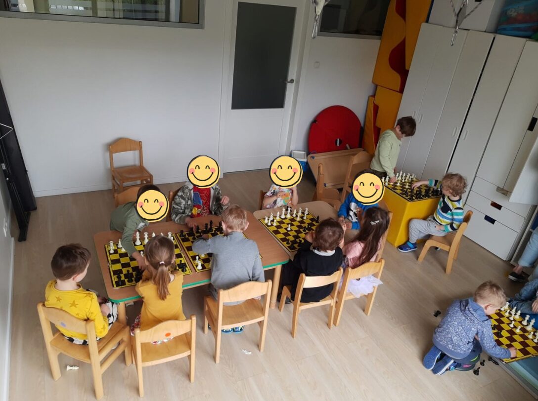 Powerchess – zajęcia szachowe w przedszkolu, dzieci grają przy stolikach